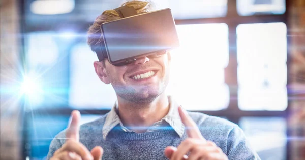 Affärsman gestikulerande medan du använder virtuell verklighet headset — Stockfoto