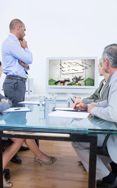 Бізнес команда дивиться на білий екран — стокове фото