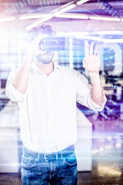 Hombre de negocios utilizando simulador de realidad virtual —  Fotos de Stock
