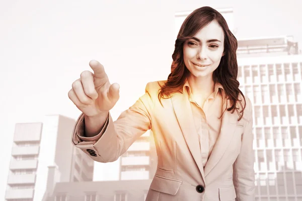 Retrato de empresária tocando invisível — Fotografia de Stock