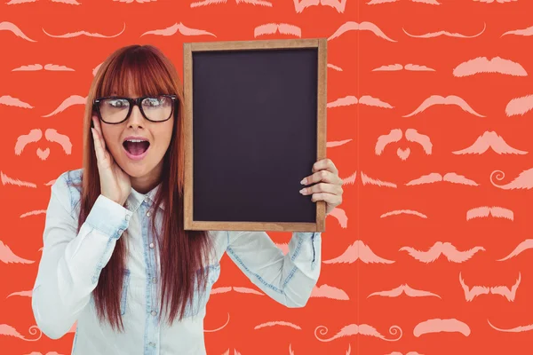 Smiling hipster woman holding blackboard — Stock Photo, Image