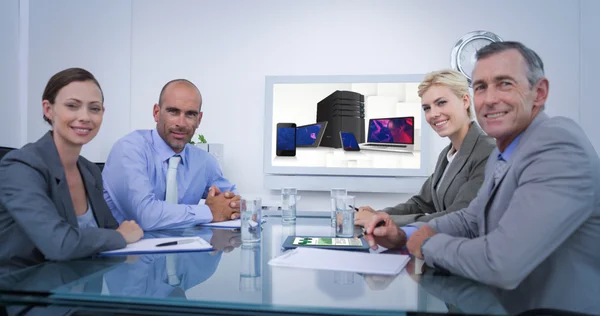 Equipo de negocios mirando la pantalla blanca — Foto de Stock