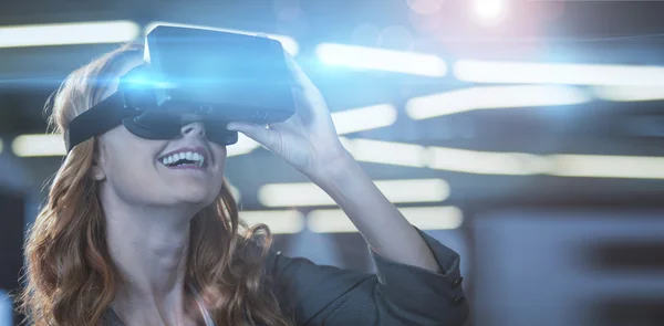 Усміхнена бізнес-леді, використовуючи симулятор віртуальної реальності — стокове фото