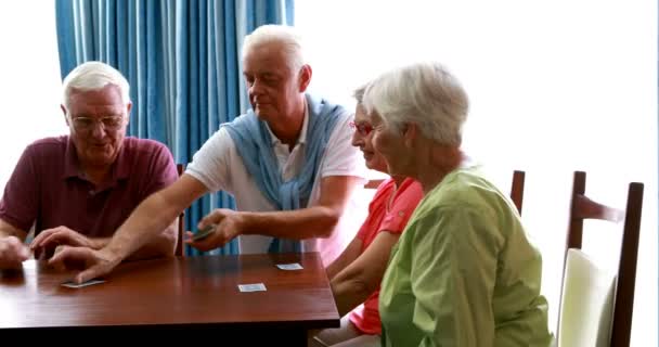 Vijf senior mensen speelkaarten — Stockvideo