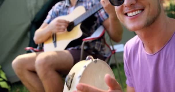 Hipster vrienden zingen en muziek afspelen — Stockvideo