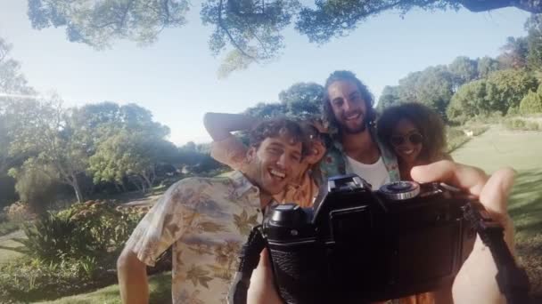 Hipster-Freunde amüsieren sich draußen — Stockvideo