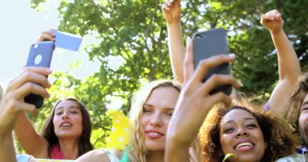 Φίλοι hipster λαμβάνοντας μια selfie — Αρχείο Βίντεο