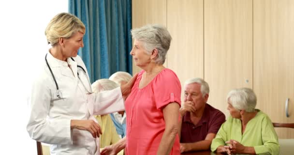 Médecin parlant à une femme âgée — Video