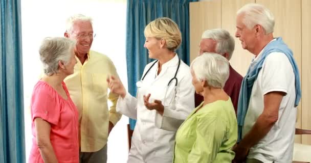Medico che parla con cinque anziani — Video Stock
