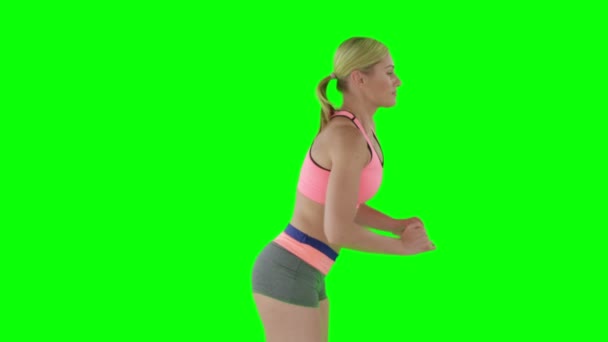 Sportovkyně, skákání na zelené — Stock video