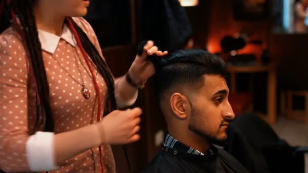 Un hombre atractivo en la barbería — Vídeos de Stock