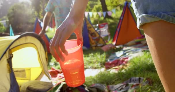 Frau schenkt ihrem Freund ein Wasserglas — Stockvideo