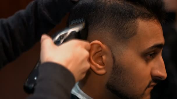 Un hombre atractivo en la barbería — Vídeo de stock