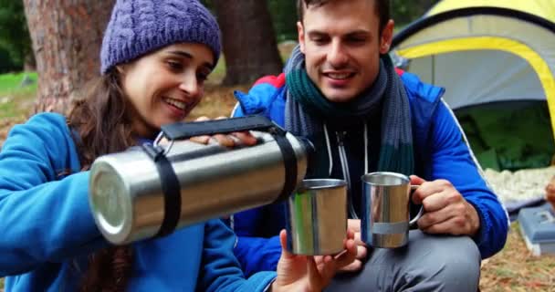 Wanderin serviert ihrem Mann Kaffee — Stockvideo