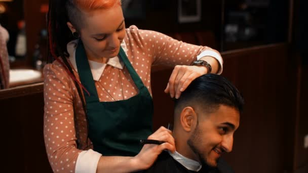 Homme attrayant au salon de coiffure — Video