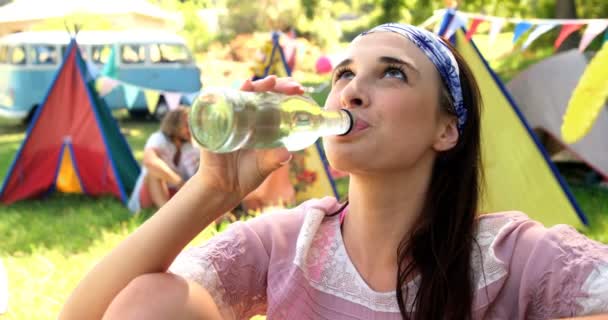 Hipster vrouw drinkwater — Stockvideo