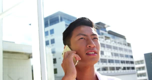 Man calling on his smartphone — Stock Video