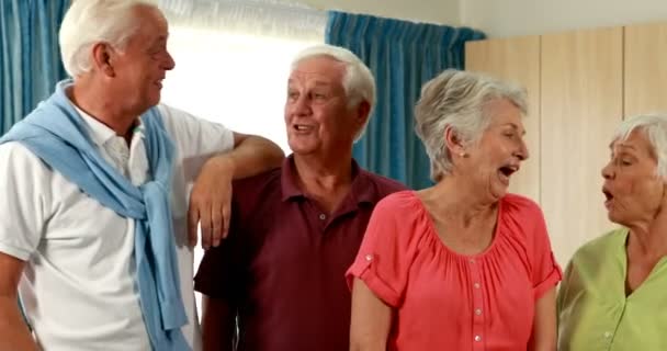 Cinco personas mayores hablando juntas — Vídeo de stock