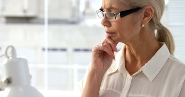 Psicóloga usando su portátil — Vídeos de Stock