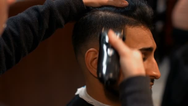 Homem atraente na barbearia — Vídeo de Stock