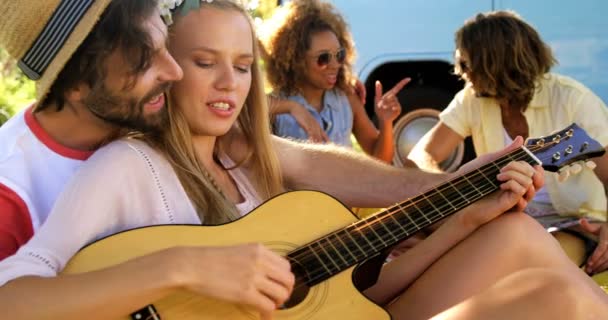 Groep hipster vrienden spelen muziek samen — Stockvideo