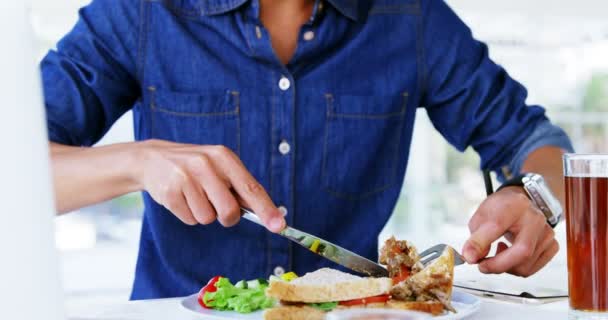 Mann isst Mittagessen mit Getränk — Stockvideo