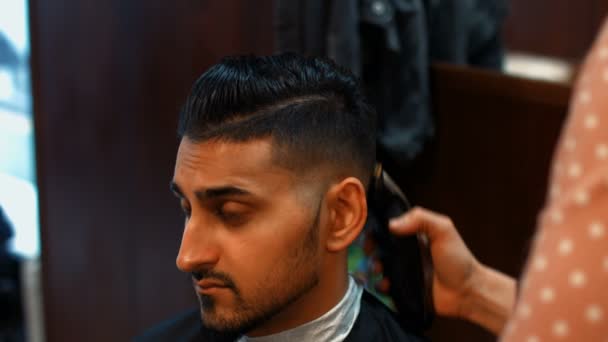 Attraktiver Mann beim Friseur — Stockvideo