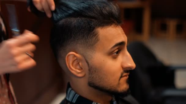 Homem atraente na barbearia — Vídeo de Stock