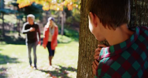 Coppia camminando verso il figlio — Video Stock