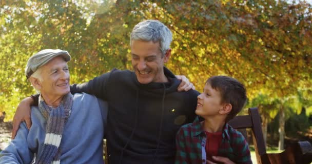 Grand-père père père et fils assis sur un banc — Video