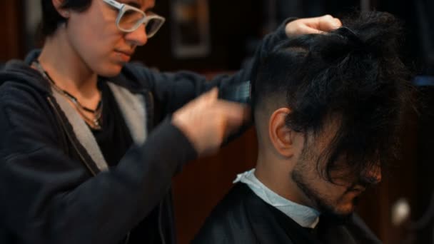 Привлекательный мужчина в парикмахерской — стоковое видео