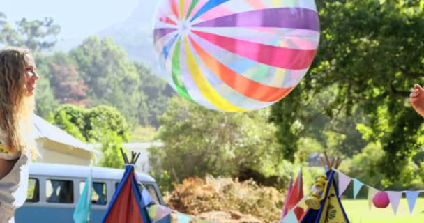 Hipster couple playing with a beach ball — Stock Video