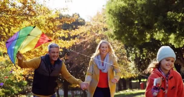 Chica corriendo con los padres — Vídeos de Stock