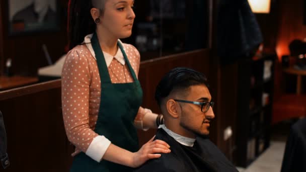 Un hombre atractivo en la barbería — Vídeo de stock