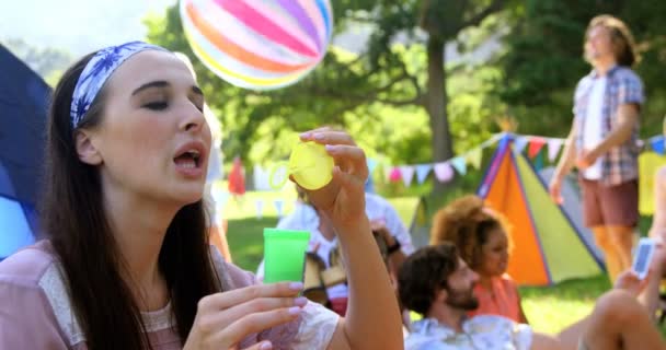 Hipster mulher fazendo bolha de sabão com um brinquedo — Vídeo de Stock