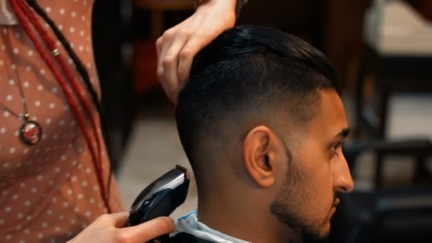 Attraktiver Mann beim Friseur — Stockvideo