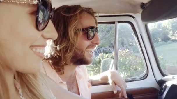 Hipster amigos en camper van — Vídeo de stock