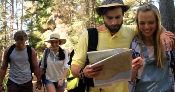 도보 여행자 커플 산책 하 고 지도 보고 — 비디오