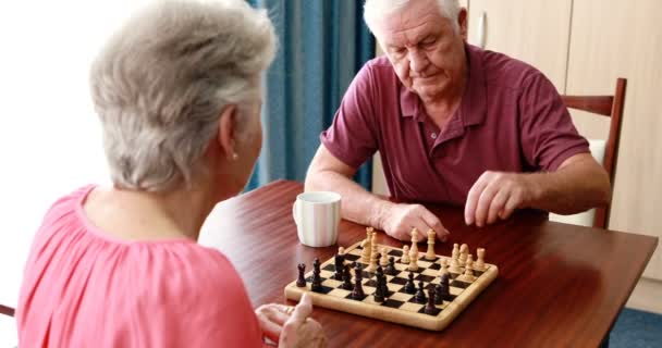 Ηλικιωμένο ζευγάρι που παίζει σκάκι — Αρχείο Βίντεο