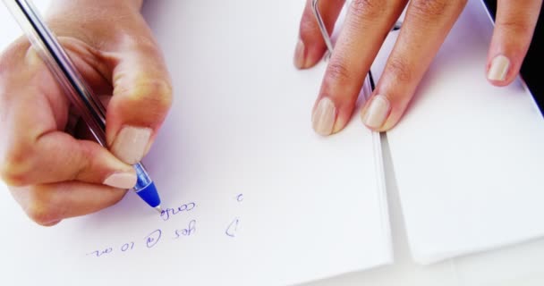 女人做笔记 — 图库视频影像