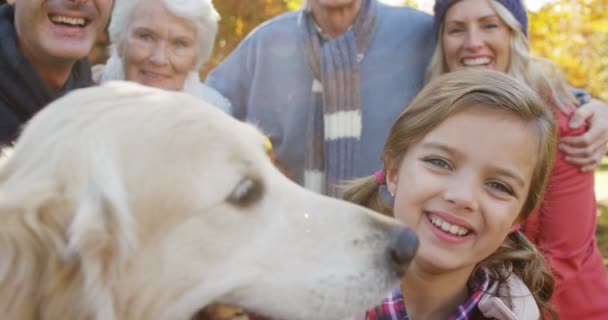 Familj med hund utomhus — Stockvideo