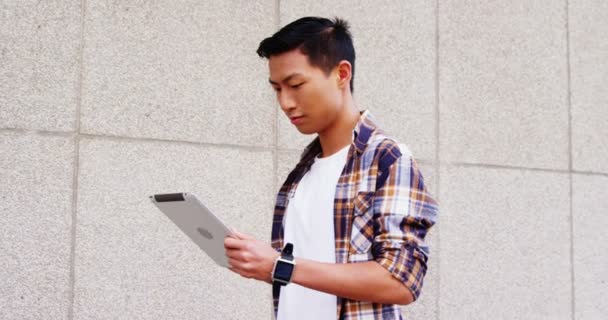 Hombre leyendo algo en su tableta — Vídeos de Stock