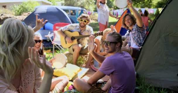 Vrienden van de Hipster begroeten elkaar — Stockvideo