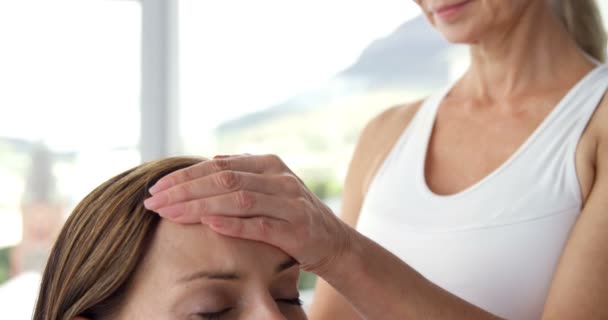 Thérapeute touchant le front de sa patiente — Video