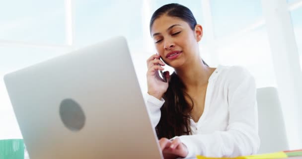 Mujer llamando a Smartphone — Vídeos de Stock