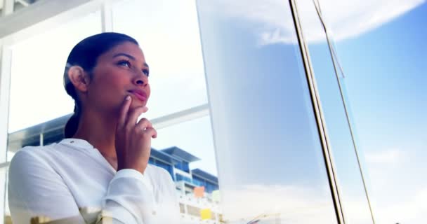 Mujer mirando por la ventana de la oficina — Vídeo de stock