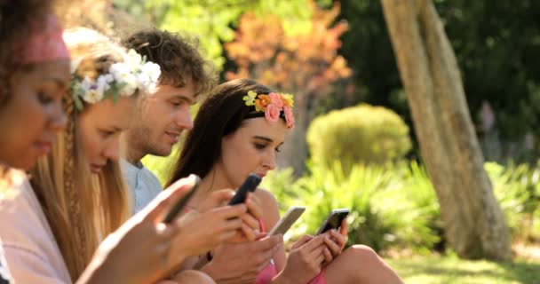 Un grupo de amigos hipster mirando en su teléfono inteligente — Vídeos de Stock