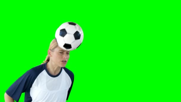 Deportiva haciendo una cabeza con una pelota de fútbol — Vídeo de stock