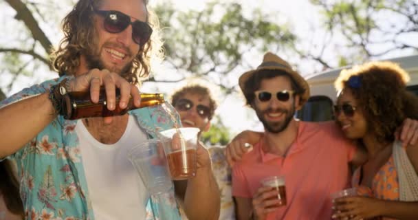 Gruppe von Hipster-Freunden trinkt Bier — Stockvideo