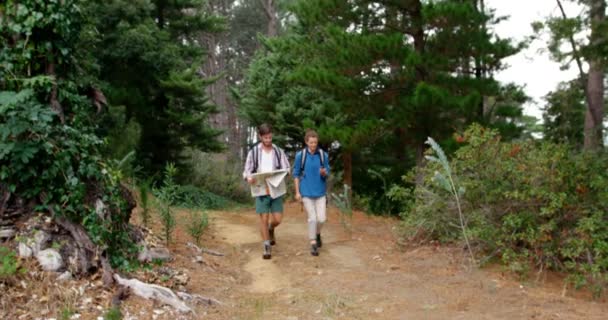 Paar Wanderer auf der Suche nach Karte und Kompass — Stockvideo